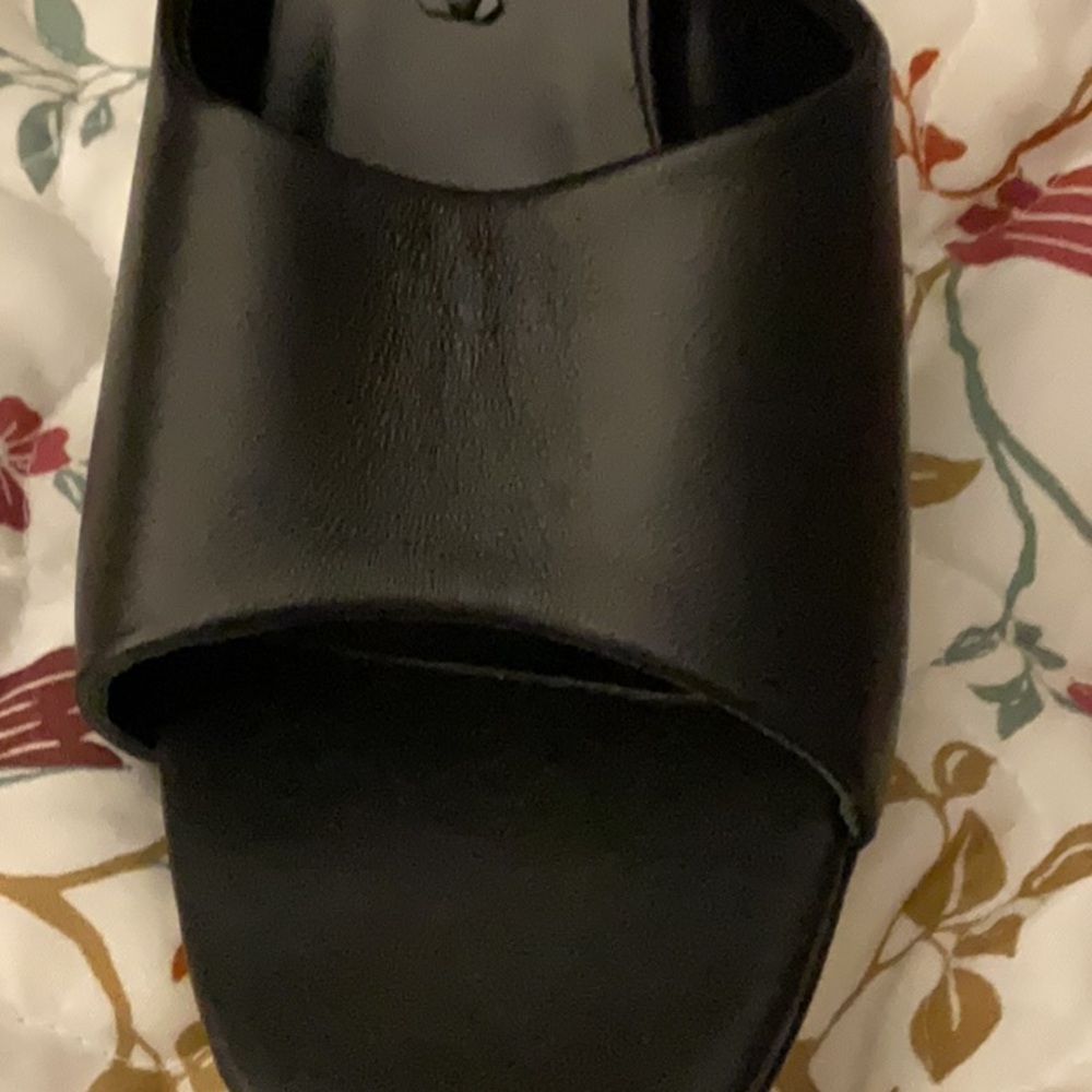 These shoes were gifted to me just too flashy the heel double gg - Picture 5 of 8